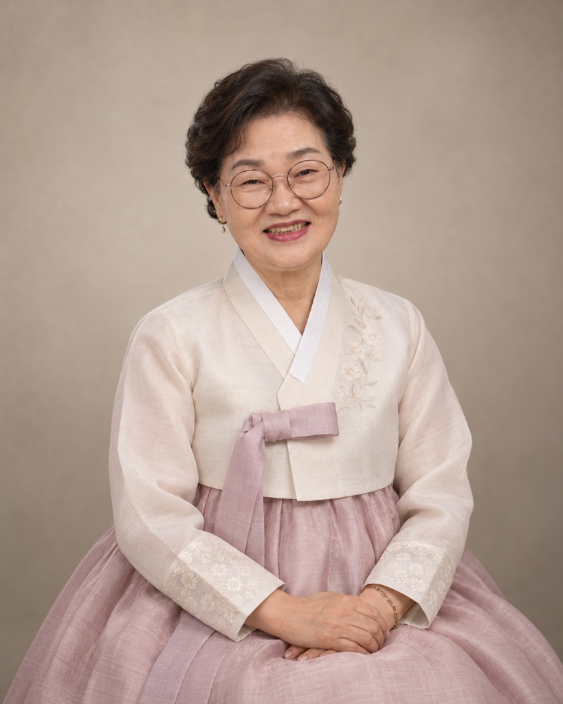 같은 어르신이 분홍 치마 한복 차림으로 편집된 스튜디오 사진
