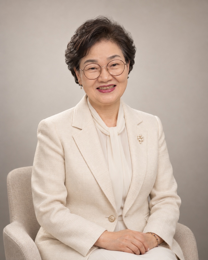 같은 어르신이 아이보리 정장 차림으로 편집된 스튜디오 사진