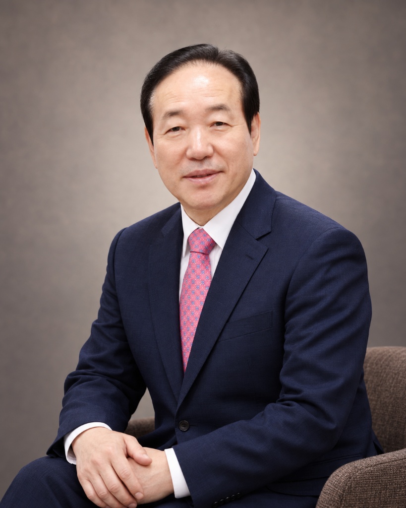 남색 정장을 입고 의자에 앉은 남성의 프로필 사진 예시