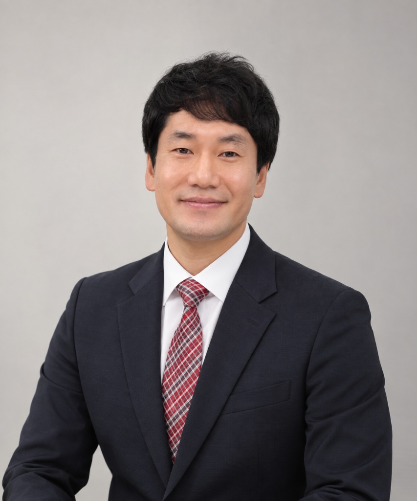 짙은 정장에 체크무늬 넥타이를 맨 남성의 프로필 사진 예시